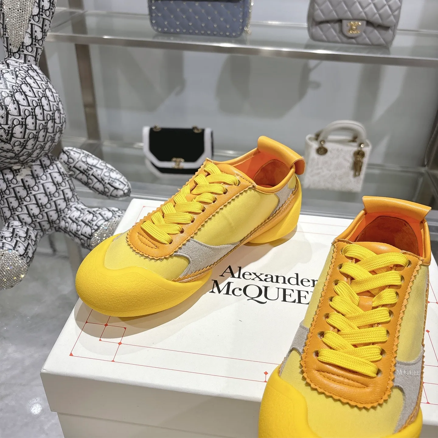 👟👟Ex-factory price 580👟👟 Men's size +10 2025 McQueen's new AIexanderMcQUEEN✅ The original quality has been certified! The original version is reproduced 1:1, and the latest products are available at the latest counters simultaneously. • McQueen logo • Round toe box • Lightweight segmented sole design, made of imported stretch breathable fabric + grained cowhide, soft inner lining and insole, comfortable for walking and not stuffy on the feet. Five colors: black and white • white • apricot • black brown • yellow Fabric: grained cowhide + stretch fabric + cow suede Insole: imported sheepskin Women’s model: 35–40 (40 for women is non-refundable) Men’s model: 40-45 (45 for men is non-refundable) Women’s model: (men’s model +10)